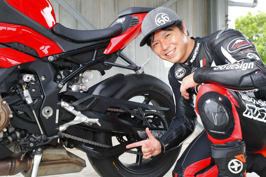 量産車はたいてい「への字型」なのに、スーパーバイク仕様のレーサーでは「逆への字型」になっていることが多いスイングアーム。新型S1000RR は最初から「逆への字」なのがうれしい！