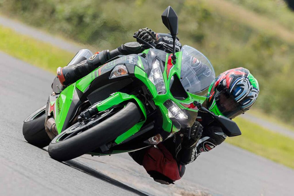 人気のＮｉｎｊａ　ＺＸ－６Ｒ　トラクションコントロール　パワーモード選択機能　アシスト＆スリッパークラッチ装備 401cc-750cc