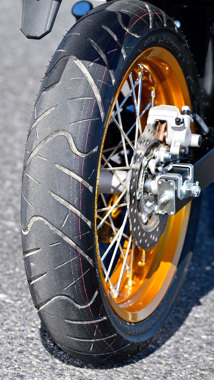 >純正装着タイヤは、過去にカワサキのDトラッカーXやホンダのCRF250Mも採用したことがあるiRC製のRX-01。iRC井上ゴム工業はモトクロスやミニバイクで高い評価を得ている日本のタイヤメーカーだ