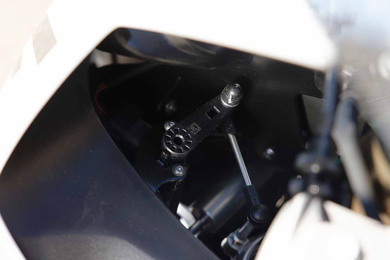 量産二輪車としては初採用となるステアリングアングルセンサー。加速および減速時の、スライドによるステアリングの切れ角を検知し、6軸IMUと連動してより細かい制御に結びつける