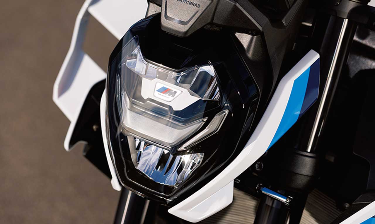 S1000Rと同じデザインながら、Mのロゴが入ったLED製ヘッドライト。ウィングレットの効果で迫力あるフロントマスクに生まれ変わっている