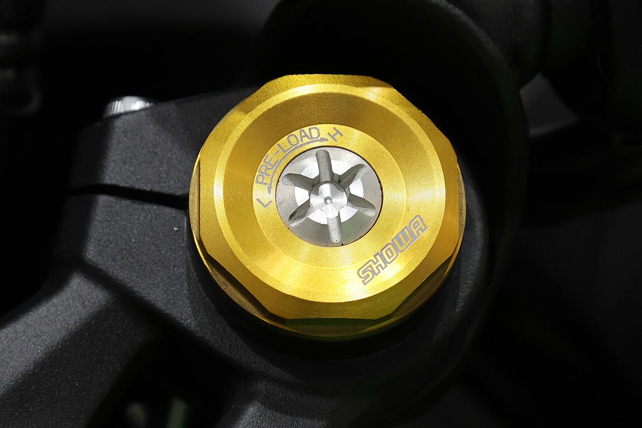 倒立フロントフォークは、ショーワ製のSFF-BP仕様。25R SEの日本仕様も2023年モデルでプリロードアジャスターを新採用したが、4RシリーズのSEおよびRRも標準装備している