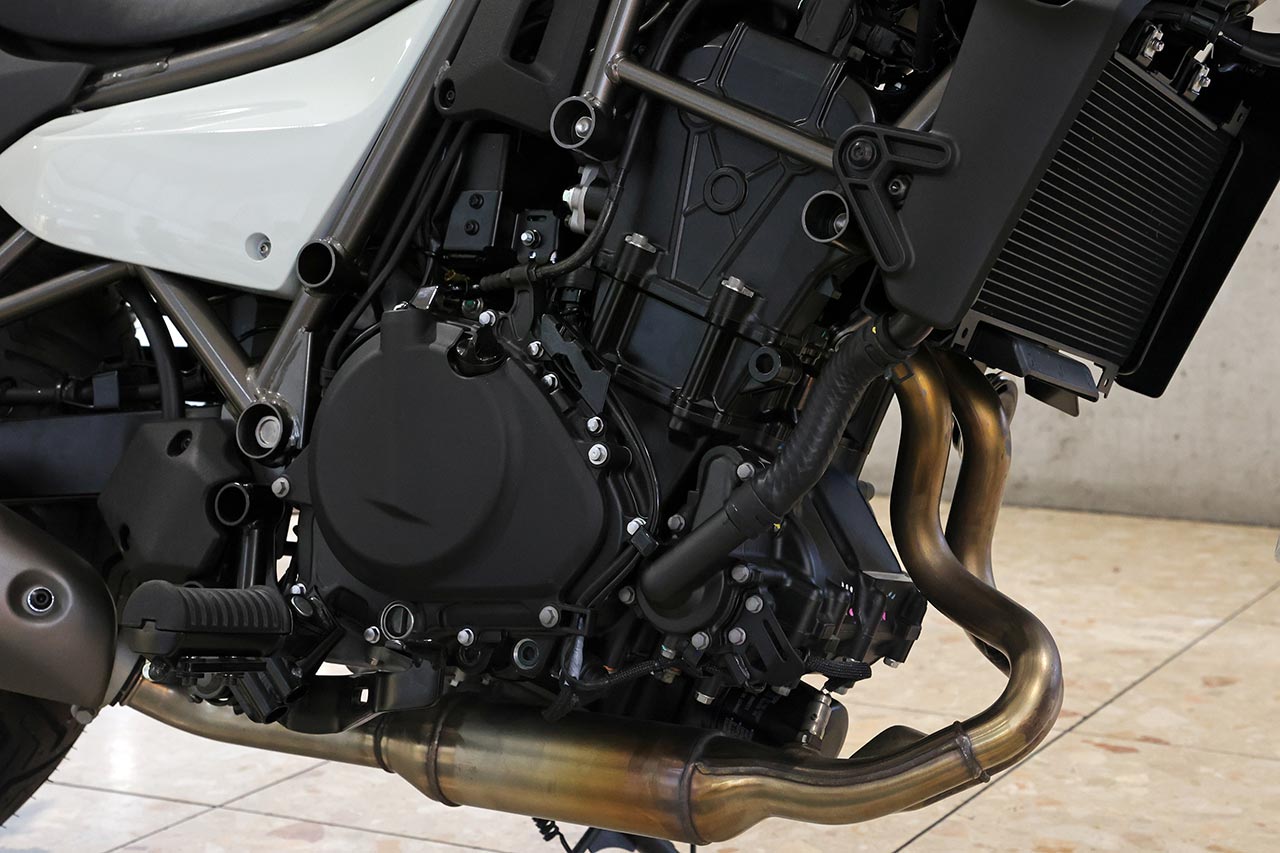 ダウンドラフト吸気の398cc水冷並列2気筒エンジンは、Ninja 400やZ400に搭載されているものと共通。アシスト＆スリッパークラッチも採用しており、レバー操作荷重は軽い
