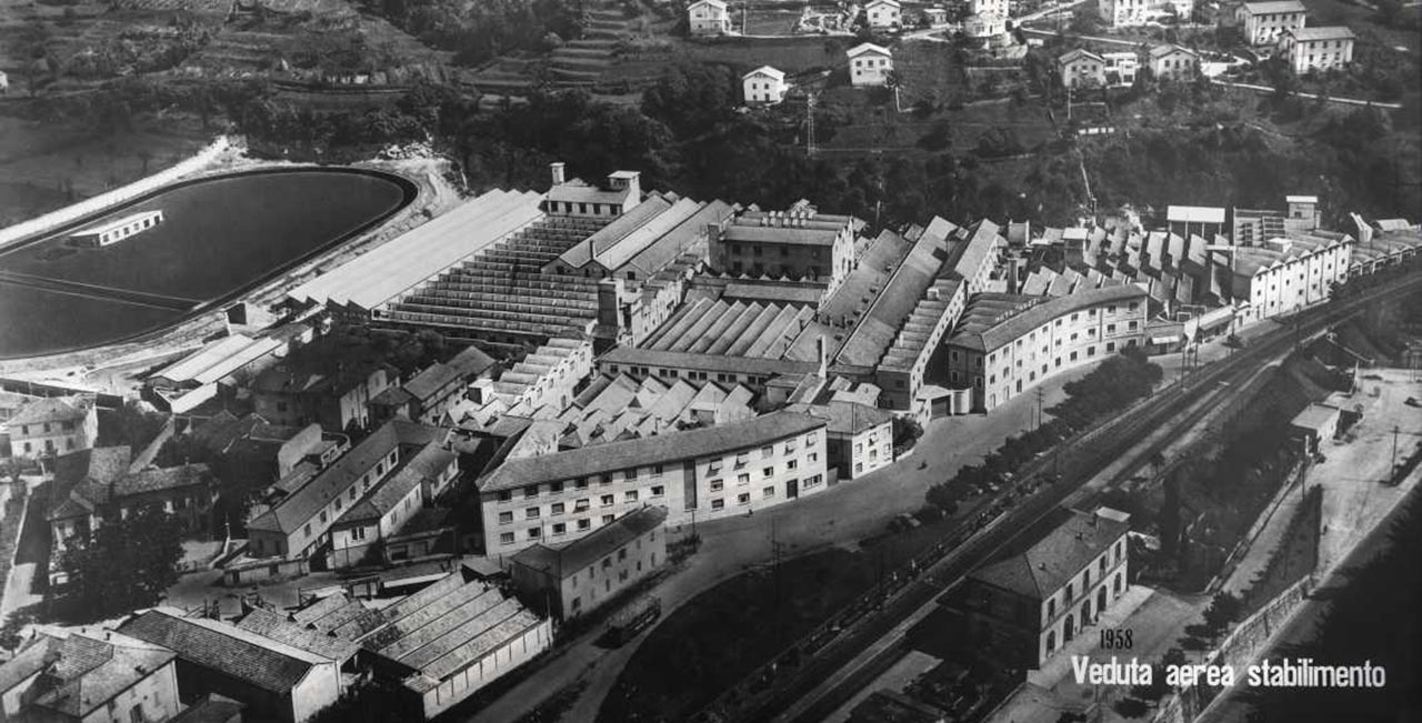 1958年に空撮されたモト・グッツィ本社工場全景。当時は敷地内にオーバルのテストコースもあり、水力発電装置も備えていた。現在は半分以上が解体されているが、本社棟などは残っている