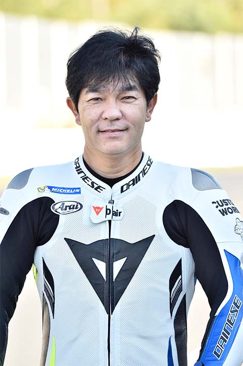 【原田哲也】全日本GP250ccクラス王座を経てWGP250ccクラスへ参戦。デビューイヤーにチャンピオンを獲得。RIDERS CLUB、BikeJIN、CLUB HARLEYのエグゼクティブアドバイザーを務め、ライディングパーティ他でインストラクターとしても活躍。
