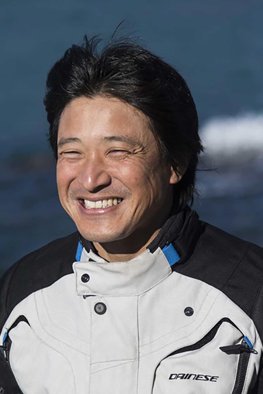 【鈴木大五郎】1974年生まれ。横浜で育ち、当時は日本最難関といわれた神奈川県において、6回の挑戦で限定解除。4度渡米してレース活動をした後、試乗インプレライターやインストラクターを務め、現在も活動中