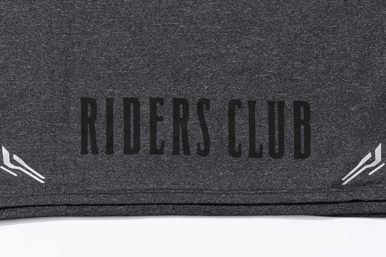 背面腰部には大きく、RIDERS CLUBのロゴをプリント。黒ベースに黒いロゴでさりげなくRIDERS CLUBをアピール