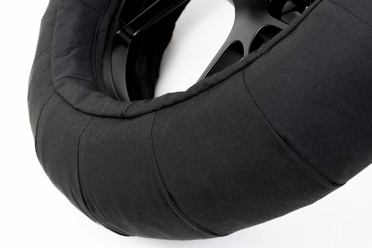 タイヤウォーマー本体は片側18カ所のプリーツにより球状の構造を持ち、装着しやすく、かつタイヤへ確実に密着させられる