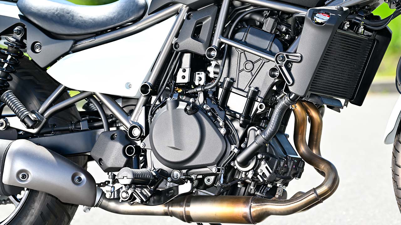 Ninja400譲りの398cc水冷直列2気筒エンジンを搭載。最高出力と最大トルクの数値と発生回転数は同一で、アシスト＆スリッパークラッチも継承