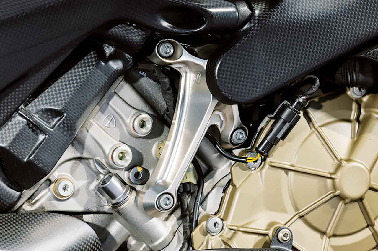 モトコルセ製のRHエンジンサポートブラケットも導入。エンジンまわりのカバーにもカーボン素材を多用し、細部まで美しさにこだわる