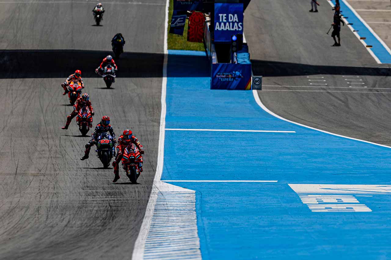 「MotoGPなどの速度域が高いレースでは、自然と進入でコーナーと逆方向に振る走りになるんです」と中野さん。例えば右コーナーの場合、左にも振りやすくするため“右→左→右”というライン取りになることもあるという