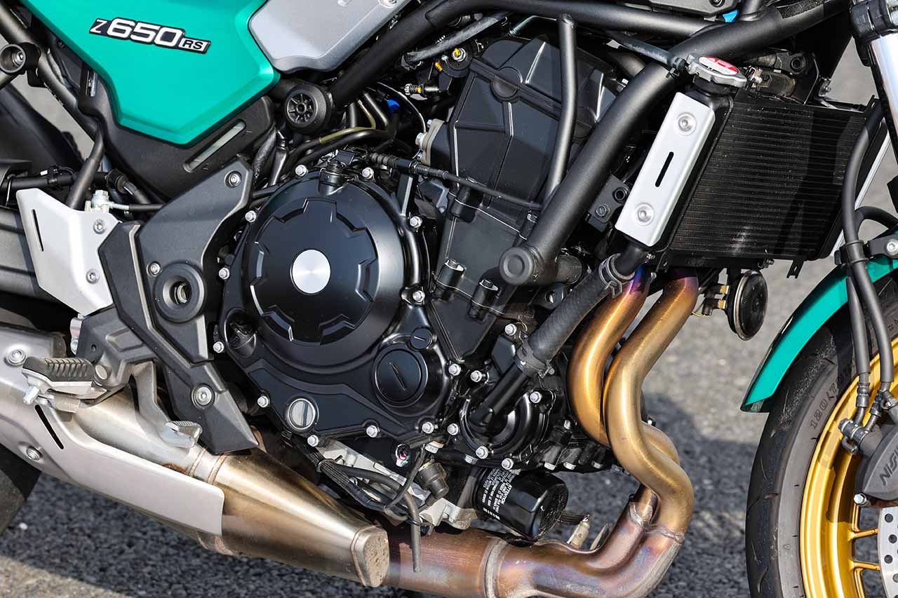 カワサキのツインスポーツエンジン伝統の180度クランクを採用した水冷エンジンは、基本的にZ650と共通だが、カバー類にはZ650RS専用デザインが与えられている