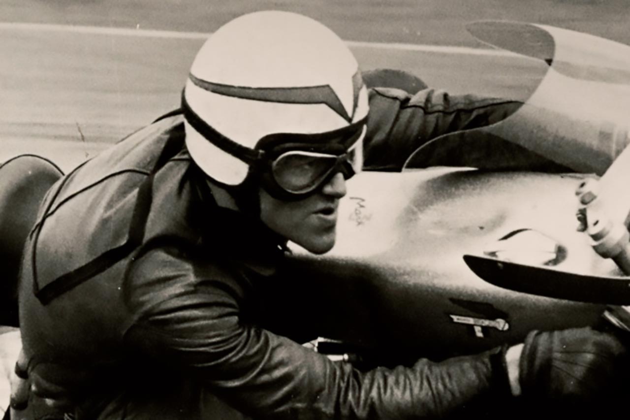 1960年代中頃に登場したジェット型ヘルメット。レースシーンではお椀型とフルフェイス型の中間に位置し、比較的短命だった。写真は1968 年ドゥカティを駆るポール・スマート。ゴーグル着用だが、後にシールドが主流となる