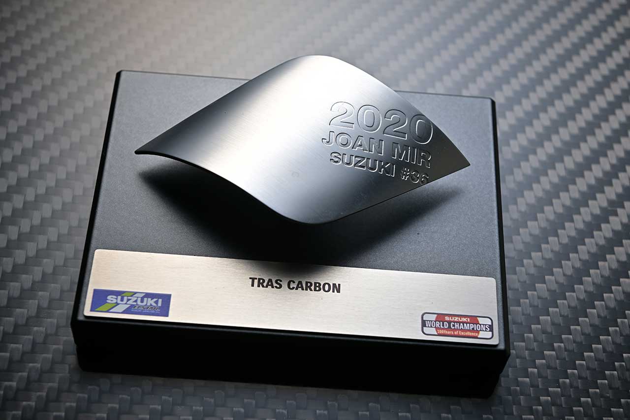 2020年、スズキがMotoGPチャンピオンを獲得した際、関係者に贈呈された記念のレリーフ。「Tras carbon」の文字が刻まれていることからも、両者の深いパートナーシップが窺い知れる
