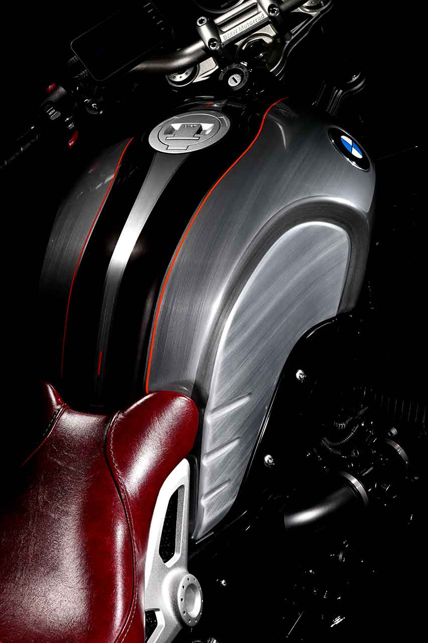フロントフェンダーのストライプの先端部には、四輪BMWのキドニーグリルを思わせる意匠。荒川さんらしいセンスのよい遊び心が光る