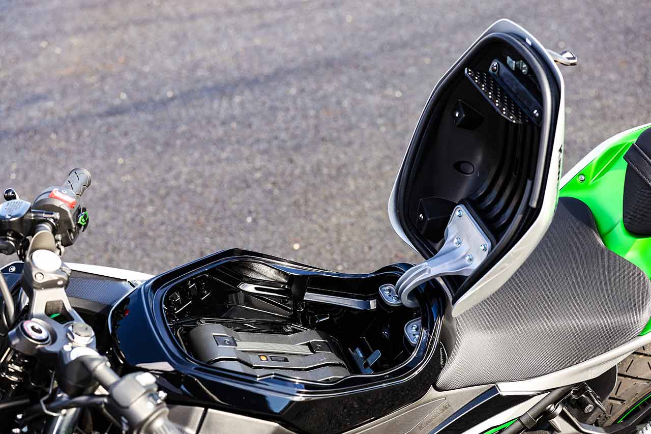 一般的なバイクでは燃料タンクにあたる部分に、バッテリーを収納。開閉式のカバー内のストレージは、なかなか容量が大きい