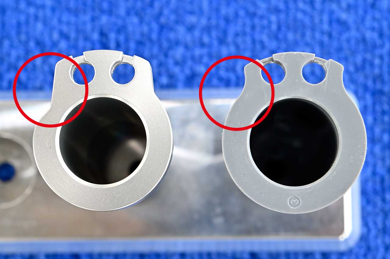 アドバンススロットルパイプ（写真左/9460円）は、開け始めのワイヤー巻き取り量を最適化し、ノーマル（右）よりもスムーズな発進や変速を実現する新製品