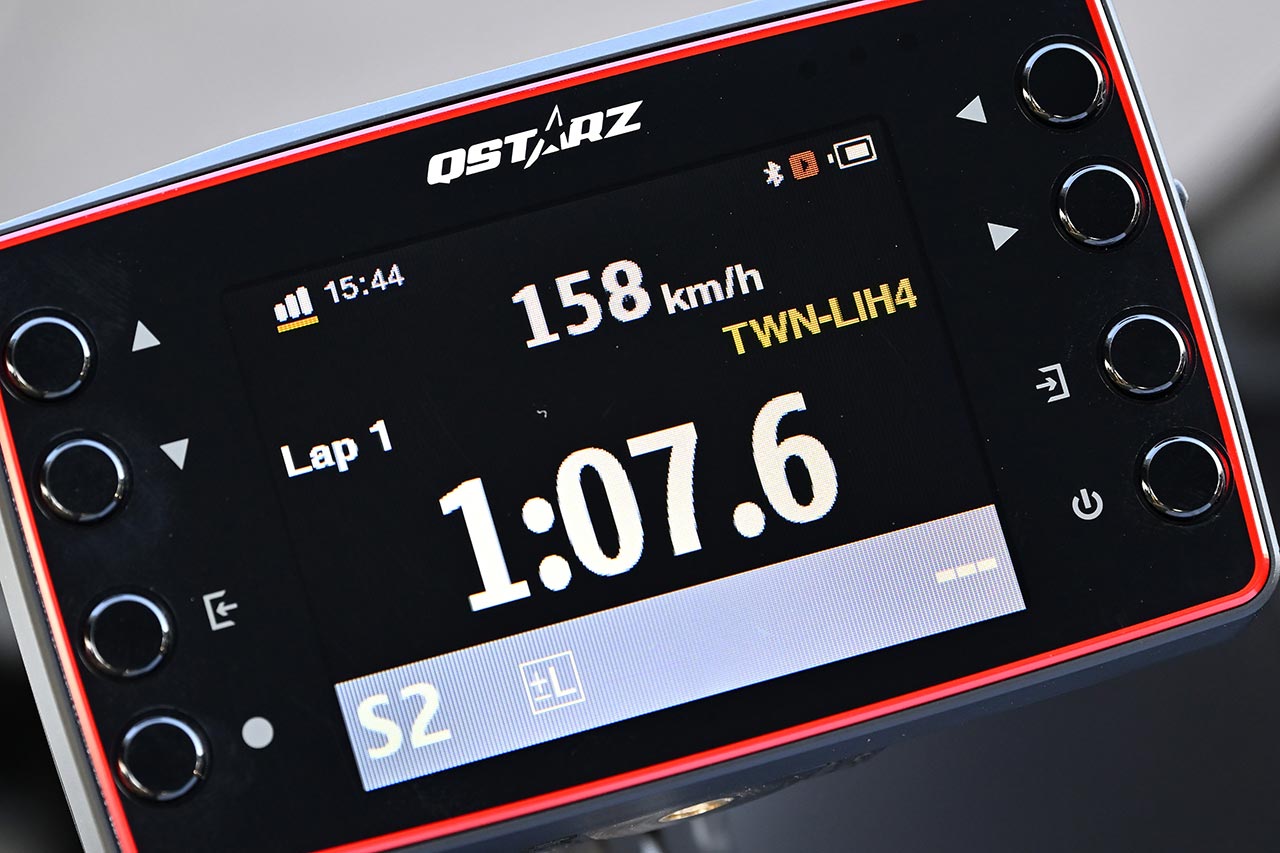 走行データ内の最高速や平均速度だけでなく、走行中の車速を常時演算して詳細に記録。例えばあるコーナーにおけるボトム速度や、任意地点における他の走行データとの速度差なども、簡単に知ることができる。後ほど解説するが、この“速度”が上達のカギを握る
