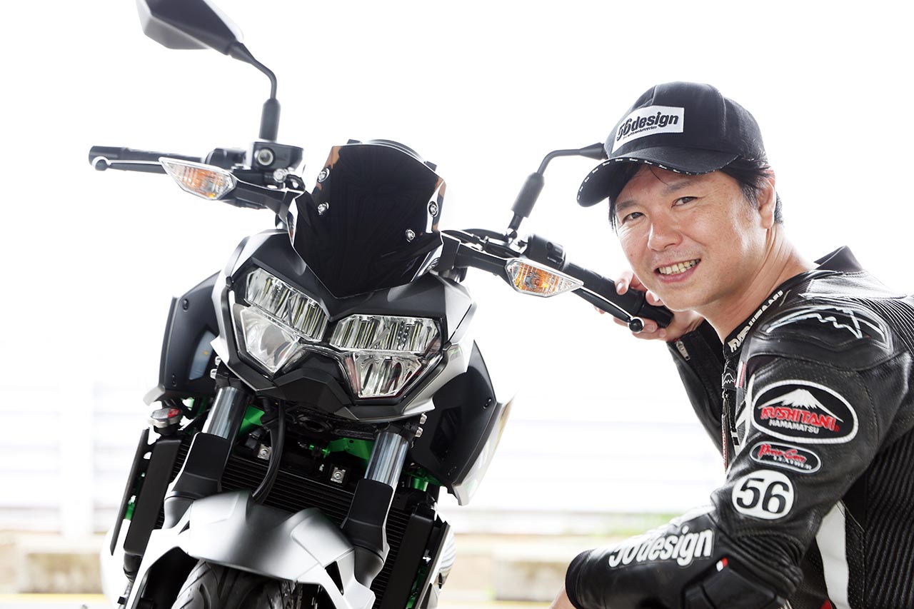 【Zの血族を強調する顔つき】
中野さんは、“SUGOMI”コンセプトに基づいたZ250のデザインワークを高く評価。「一目で”Z”と分かる顔つきがいいですよね。バイクのデザインで、モデルのアイデンティティが現れていることって大切だと思いますから」と、コメント