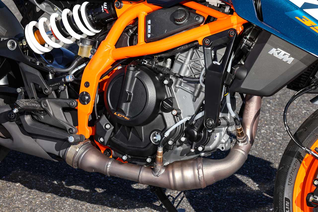 【サーキットでも楽しめるKTM、パルス感が心地よいトライアンフ】
スポーツバイクのエンジンとして熟成を重ねているKTM。対して、トライアンフは低中速でのトルクが楽しいテイスト系のエンジンで、レブリミッターの介入も早い