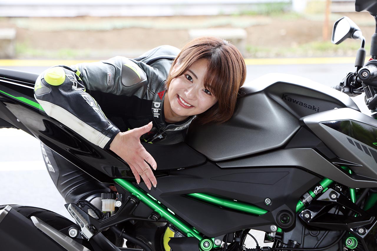 【グリーンとブラックの鮮烈な対比】
平嶋さんは、Z250のカラーリングがお気に入りとのこと。「メインのカラーをダークなマット系でまとめて、メタリックなグリーンをポイントとしてあしらう。そのコントラストが鮮烈で素敵です。特にフレームの色合いがいいですね！」