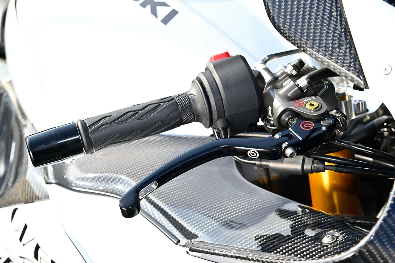 フロントブレーキのマスターシリンダーはブレンボの最高峰モデル・GPマスターをおごる。制動力の高さはもちろん、良好なタッチにもこだわる