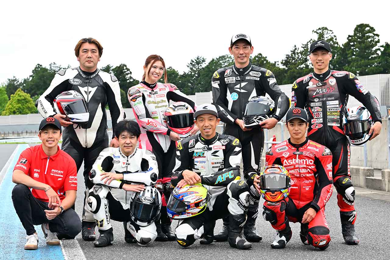 【超豪華なインストラクター陣と一緒に走れるのもライパの魅力】前列左から、今季は全日本ロードレースJSB1000クラスでドゥカティファクトリー機を走らせる水野涼選手、本誌エグゼクティブアドバイザーも務める原田哲也さん、元MotoGPライダーで本誌の多彩な記事でもおなじみの青木宣篤さん、今季は全日本ST1000クラスにスイッチして初戦で2位獲得の作本輝介選手。後列左から高田速人さん、桐石世奈さん、今野由寛さん、全日本ST600を戦う20歳の藤田哲弥選手も、先導やコンテンツ運営でフル稼働した。
