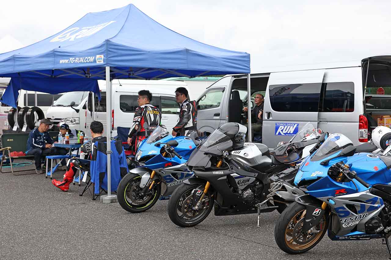 【テクニカルガレージRUN】杉本卓弥代表が率いる千葉県のバイクショップで、とくにスズキスポーツ系に強い。GSX-R1000Rオーナーを中心とした多くの参加者が集う
