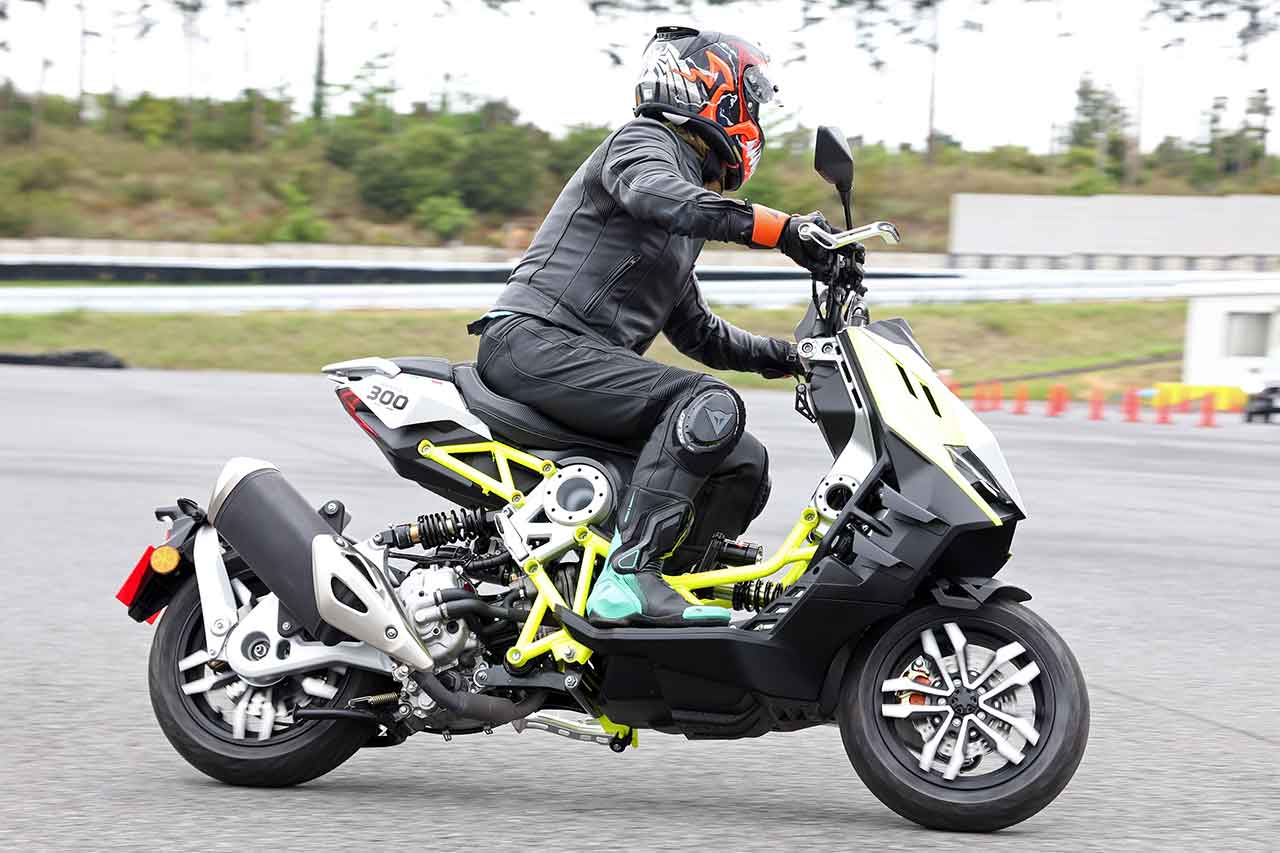 【イタルジェット】今年の新型で日本に入荷されたばかりのイタルジェット・ドラッグスター300。広いパドックエリアで体験できる試乗会も開催された