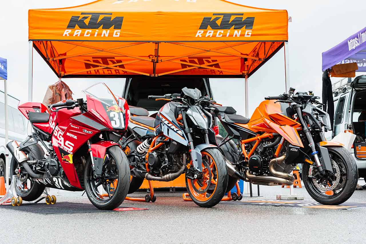 【KTM川崎】中央新型の1390スーパーデュークRエボと390 デューク、RC390 をKTM川崎中央がMotoGPマシン風のガスガスカラーにカスタムしたレーサーを展示