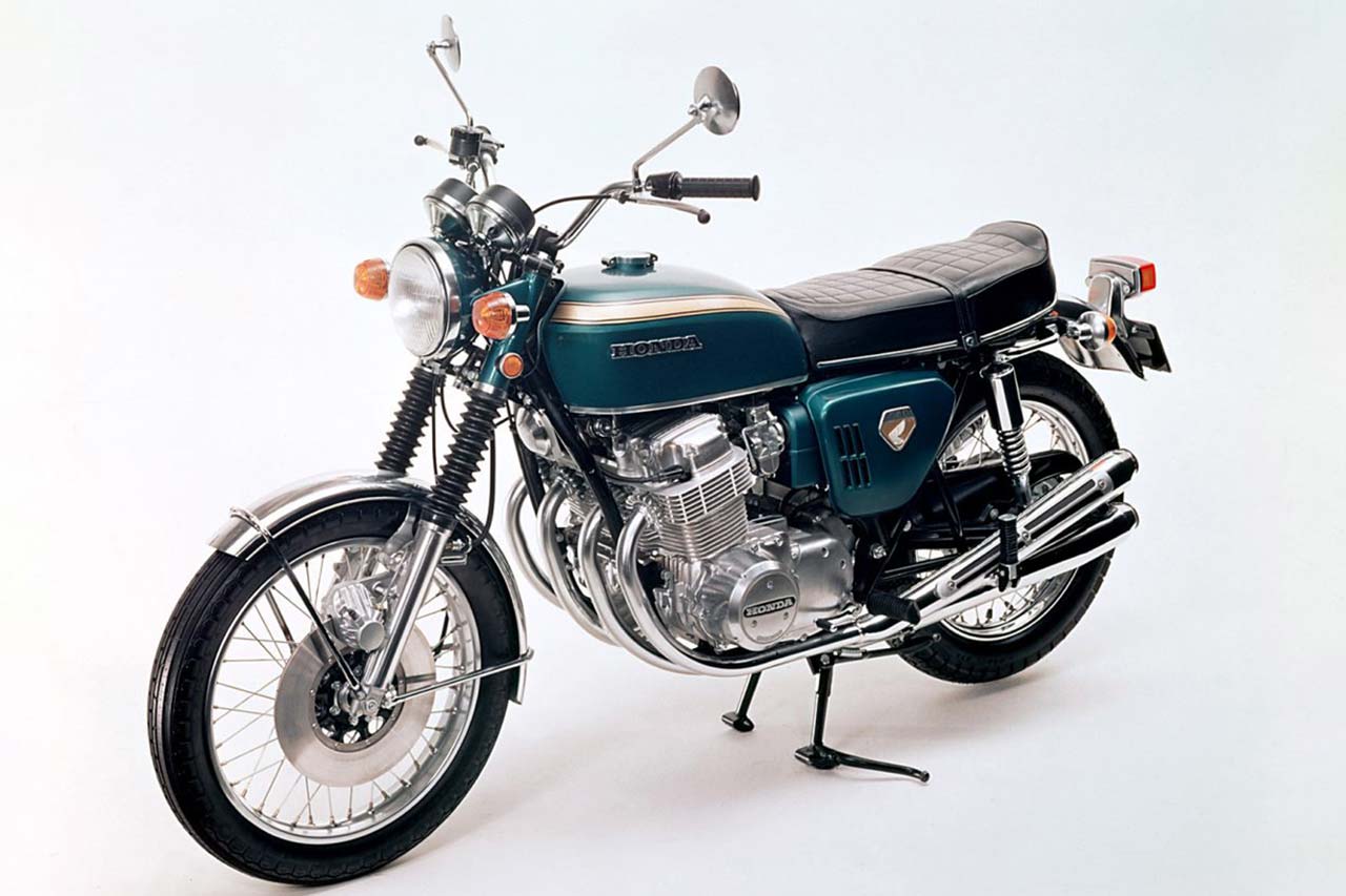 【1969 HONDA CB750Four】カワサキがZ1の開発を続けるさなか、ホンダは突如、排気量750 ㏄、並列4 気筒を搭載するCB750フォアを発表。世界のバイクメーカーを震撼させた。この“ナナハン・フォア”の存在がZ1の発売を遅らせた。