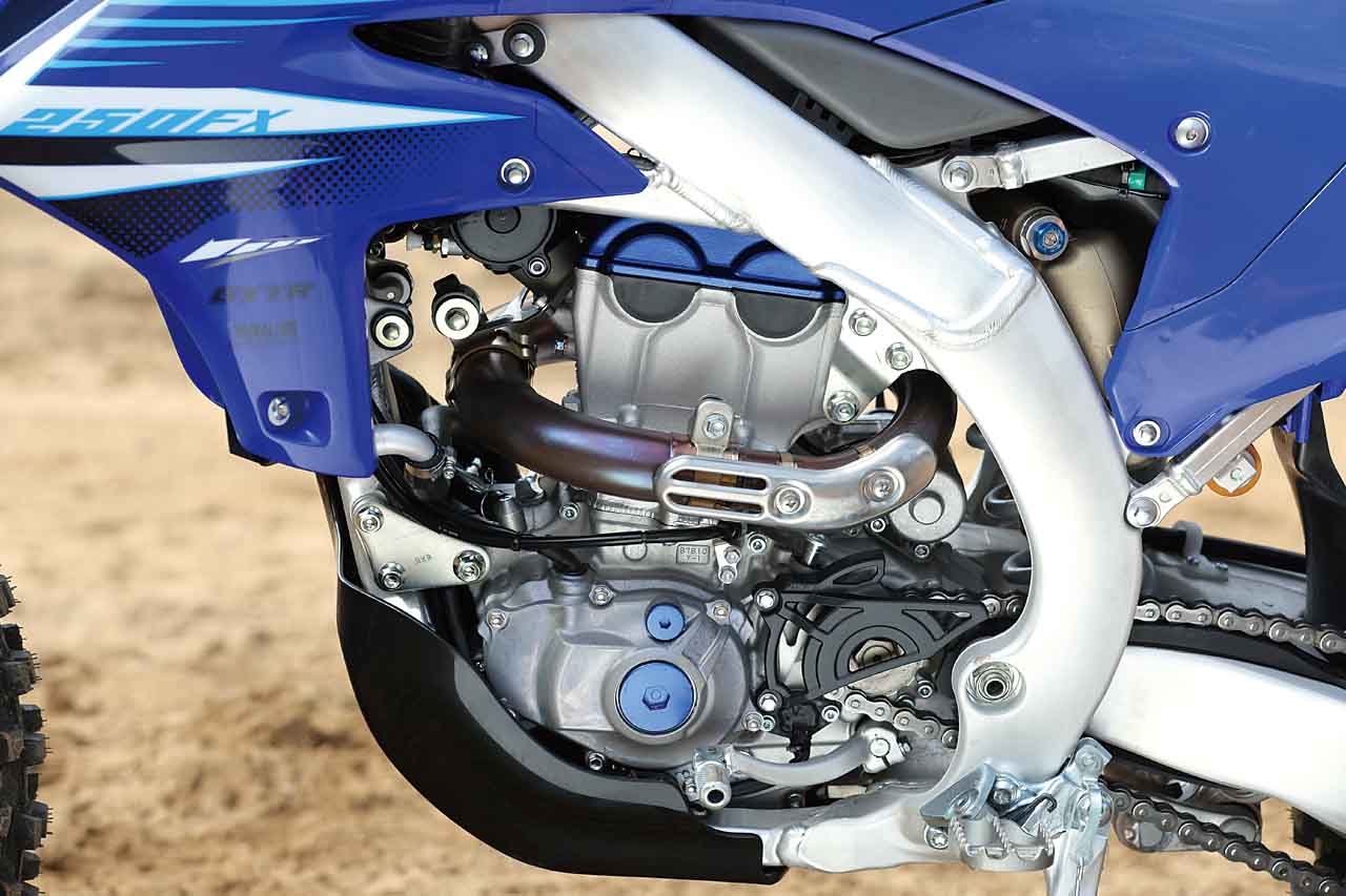 2024年型YZ250Fで採用された高剛性&低フリクションのカムチェーンや、YZ450F同様の新規導入経路を装備。後方ダクトの樹脂製軽量エアクリーナーボックスや専用設計ジョイントを新規採用し、エンジン性能やスロットルレスポンスを向上させている。ECUはFX専用、体感振動軽減のためバランサ位相も変更。クロスカントリーモデルに求められる低中速域の扱いやすさ、高回転の伸びと力強さを両立している
