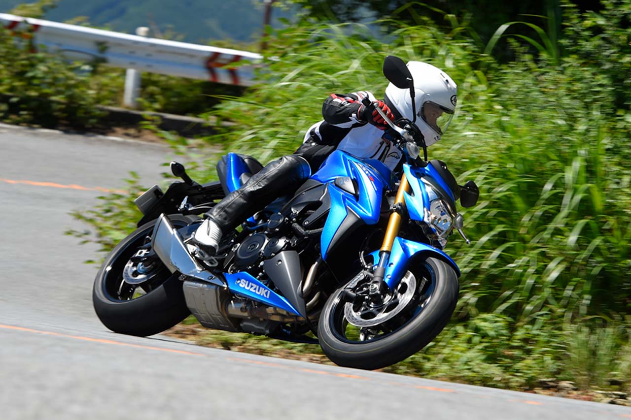 S1000Fは落ち着きのあるツアラー的なハンドリング。長距離を走ってみたくなる。しかし、高速域での軽快性は健在。これがGSX-Rの血統を感じさせる部分だ
