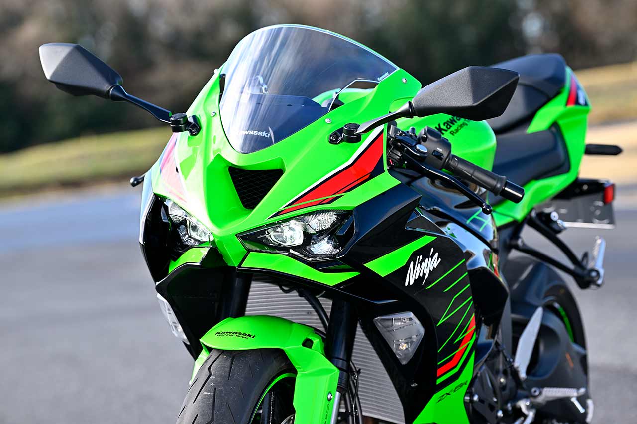 2024年型は新型のLEDハイブリッドヘッドライトを採用。ZX-10Rをモチーフとしつつ、より複雑でエッジの効いたレイヤリング構造のカウリングが、先進的な印象を生んでいる