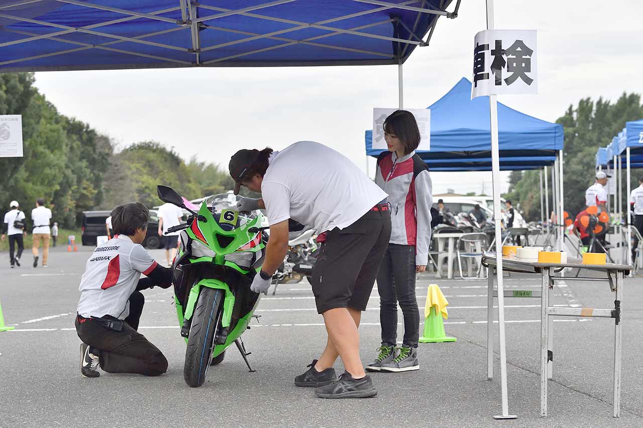 参加車両は、全車が走行前に車検を受ける義務がある。道路交通法に則したものではなく、サーキット走行を行うための安全基準を満たしているかが確認される
