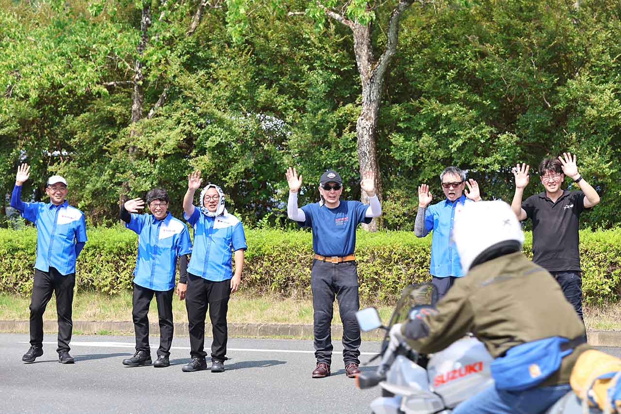 イベント終了後に社長以下スズキスタッフの皆さんが「ありがとう！」「気をつけて！」と声を上げ手を振って送り出してくれた、お見送りのシーン