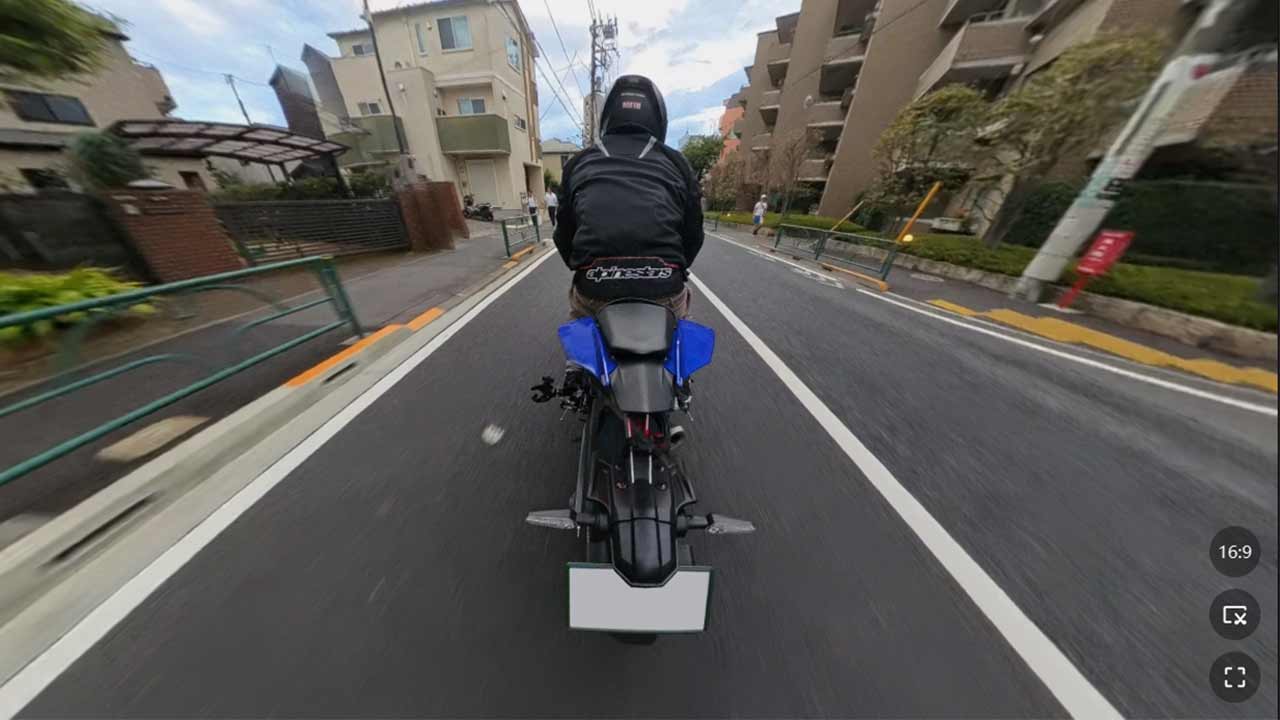 自撮り棒をバイクに固定して後方から撮影。棒は自動的に消去される