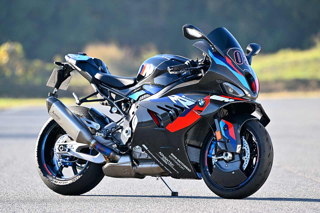 BMWモトラッドとして初めて「M」の称号を冠し2021年に発売。S1000RRをベースに、エンジンや空力性能、電子制御などの刷新により大幅に性能向上。現行は、空力特性の見直しなどを受けた第2世代の2023年モデル（写真はMコンペティションパッケージ）
