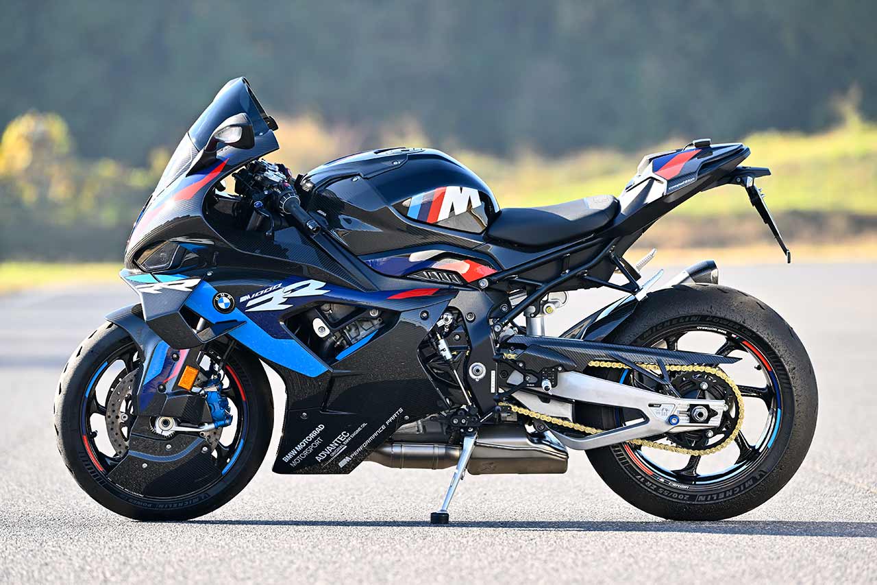 BMWモトラッドとして初めて「M」の称号を冠し2021年に発売。S1000RRをベースに、エンジンや空力性能、電子制御などの刷新により大幅に性能向上。現行は、空力特性の見直しなどを受けた第2世代の2023年モデル（写真はMコンペティションパッケージ）
