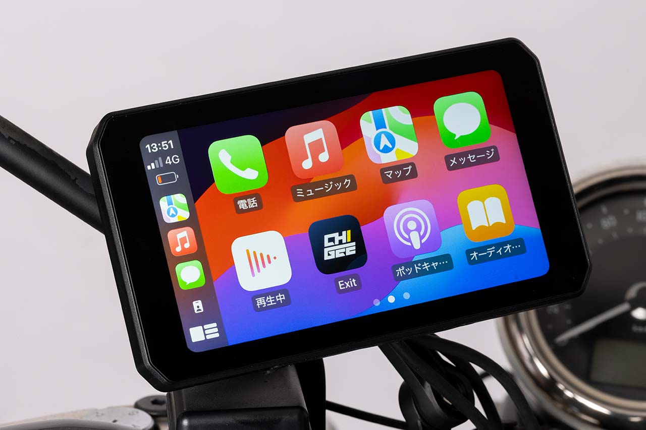 スマホと無線接続してApple CarPlayやAndroid Autoを使用することで、マップ表示や音楽コントロール、電話操作など多彩な機能をタッチパネルで操作できる。本体上部には基本操作ができるアナログボタンも配備
