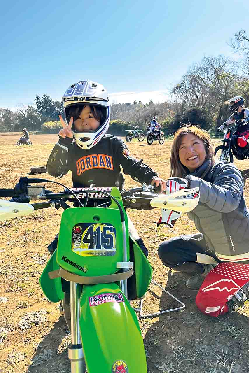 初心者からベテランまで、様々なライダーを対象にしたスクールを開催中ですが、中でも「親子でビギナー編」など、ほかには見られない内容も充実！　スタッフに見守られながら林間コースを親子で走るのも楽しそうです！