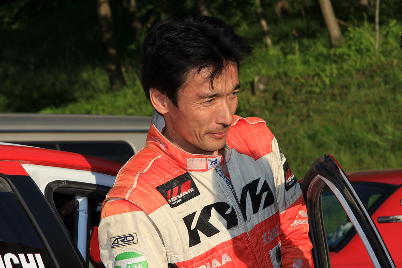 田口さんがドライブするランサーエボリューションＸ。2008年全日本ラリー選手権 第6戦 ラリー北海道で撮影されたもの。エントリー車名は「ADVAN PIAA KYB ランサー」で、トップメーカーの名前が並ぶ。さすがファクトリードライバーだ
