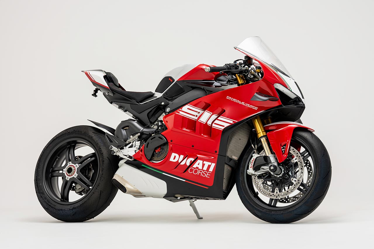 【DUCATI Panigale V4 SP230° Anniversario 916】916と996の伝統を受け継ぎ、ドゥカティとSBKの栄光を反映した特別仕様車は世界限定500台で生産された。ボディカラーは1999年にカール・フォガティがSBKタイトルを獲ったマ996をモチーフとしている。STM製EVO-SBK乾式乾式クラッチ、カーボン製前後ホイール、ブレンボ製MCSマスターシリンダーなどを装備する
