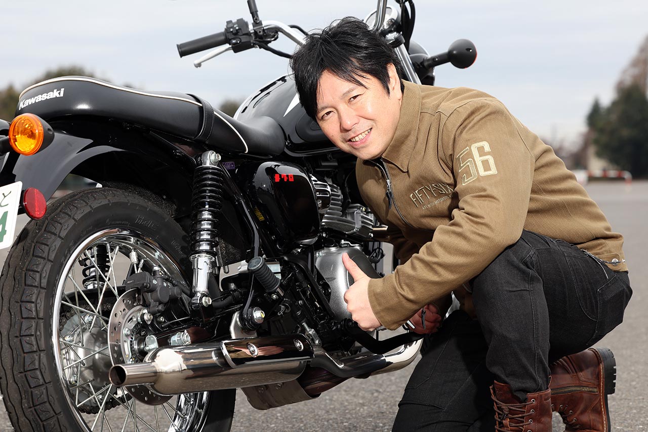 中野さんは、MEGURO S1のマフラーがお気に入り。「消音が難しいオーセンティックなキャプトンタイプのマフラーなのに、しっかりと法規制に適合させているところが凄いですね。排気音もいいですよ。低回転で走っている時や、アイドリングしている時、単気筒らしい小気味良い音が楽しめます」