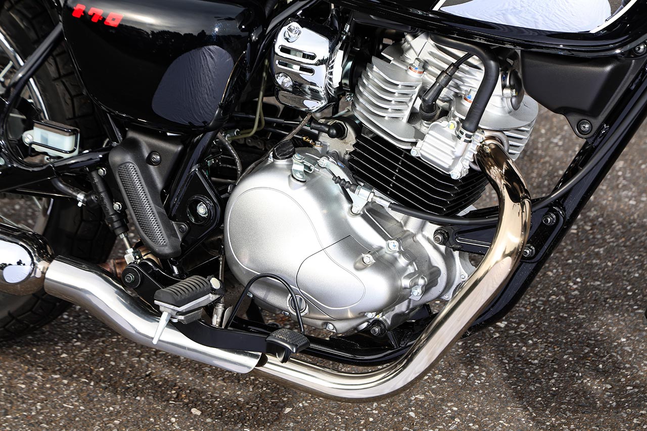 KLX230と同型のエンジンは低中速域を重視し、MEGURO S1/W230専用クランクケースを用い、圧縮比を最適化。MEGURO S1のみ、シリンダーヘッドのフィンに切削加工が施される
