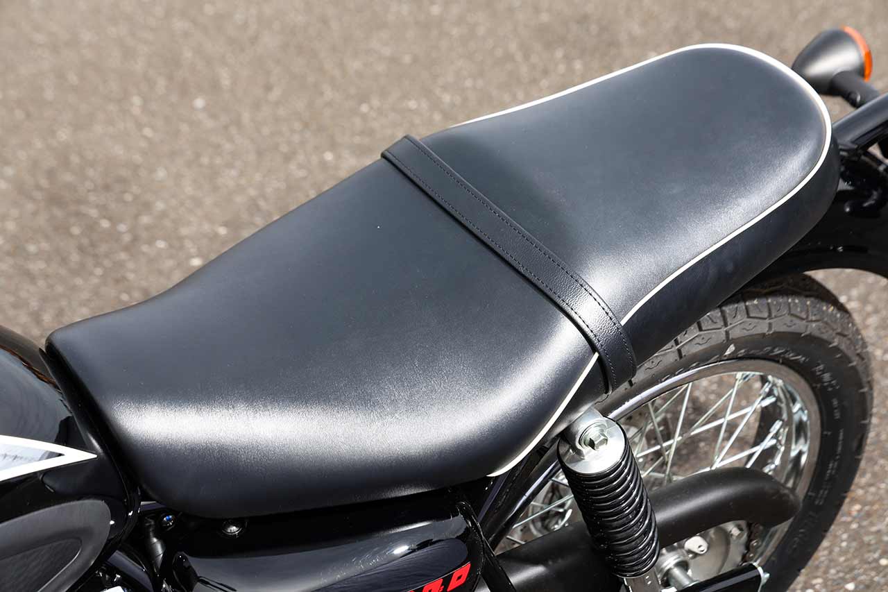 シートレザーは、MEGURO S1専用品。シート高は740mmと低く、250ccネイキッドモデルの中でも飛び抜けて足着きに優れる。諸元を共有する兄弟車のW230は、シート高のみ5mm高い