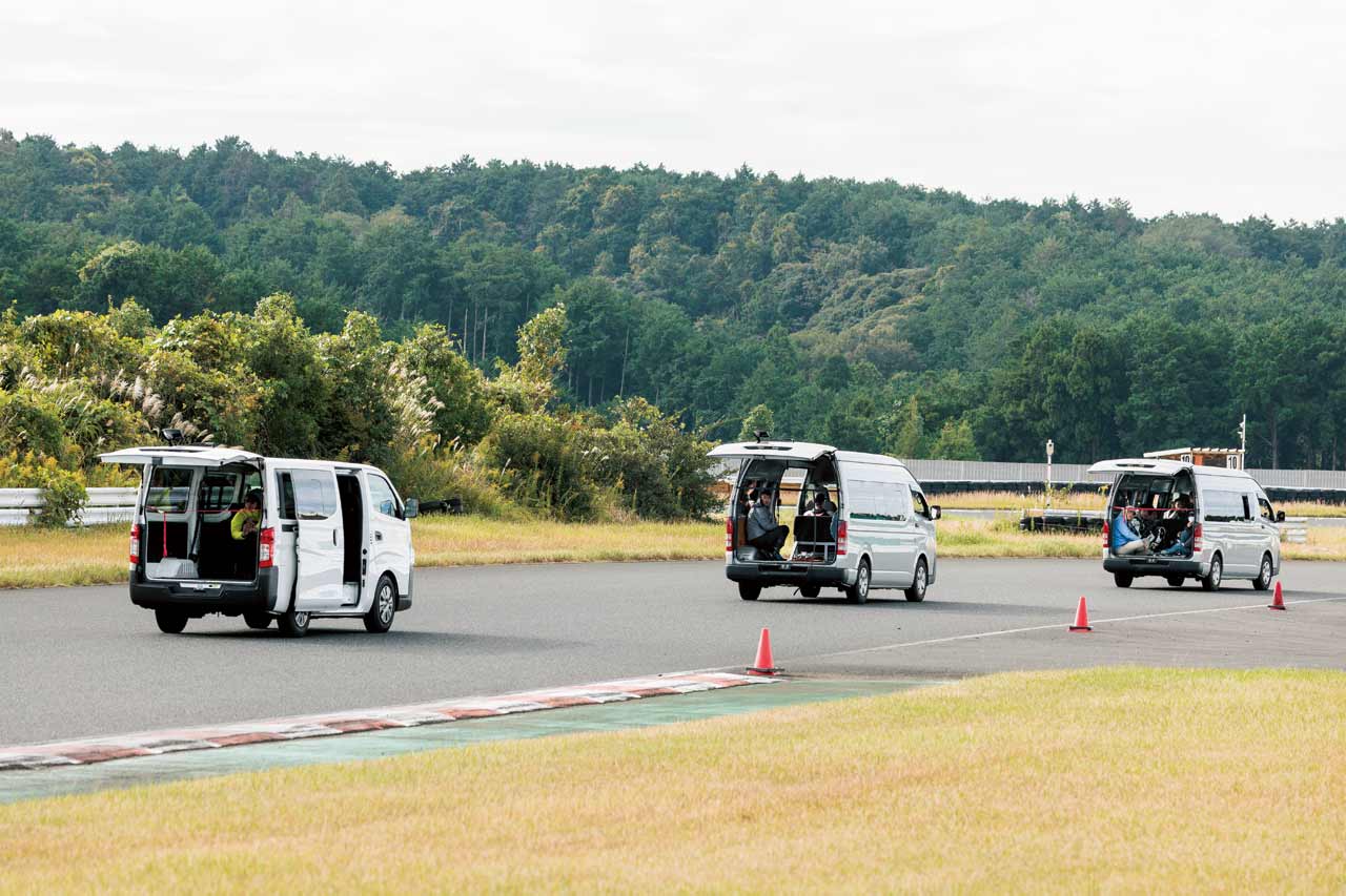 【コースサイティングツアー】走行開始前にトラックの荷台に乗ってコースを下見します。走行ラインの目印になるポイントの解説や、路面状況の説明をプロが行います。主に桃腕章の方が対象となります
