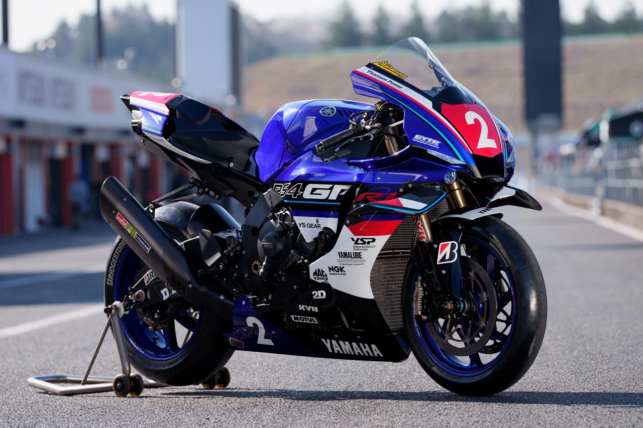 2025年仕様としてウイングレットが装着された中須賀のYZF-R1。カウルサイドには「日の丸」をイメージする白地に赤がデザインされる