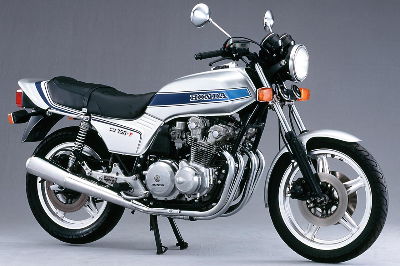 【1979 CB750F】1970年代に無敵を誇った耐久レーサー・RCBの技術をフィードバックして開発された空冷4バルブDOHCエンジンを搭載。欧米市場を意識したシャープなデザインが特徴で、高性能と扱いやすさを両立。レーサーレプリカブーム前夜の名車として今も人気だ