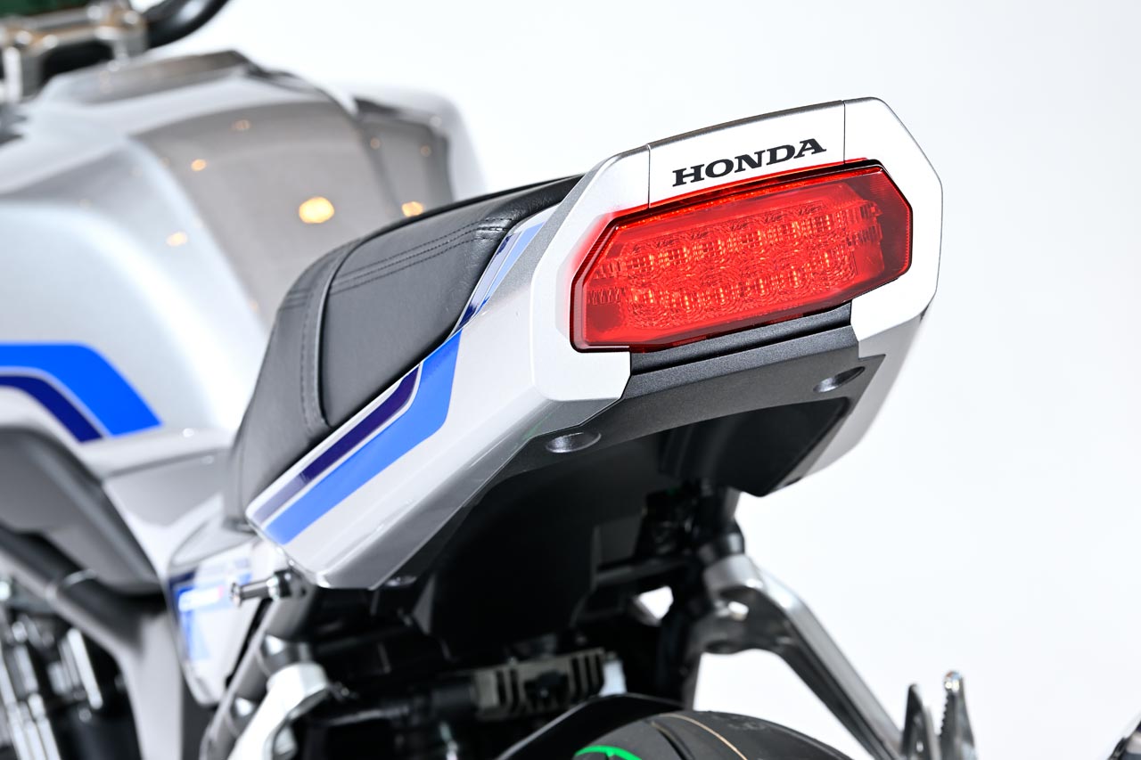 テールランプはLED式だが、現代のバイクとしては大きめのスクエアデザイン。これも往年のディテールをリバイバルしているように思える